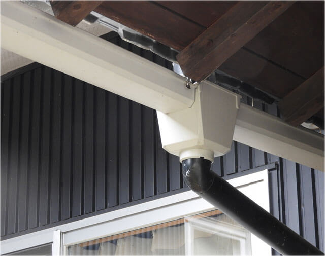 軒下に出入りする蜂